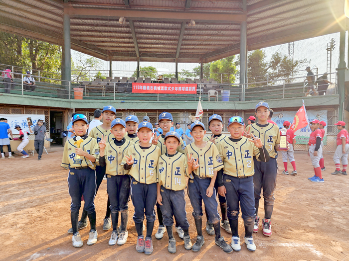 中正國小棒球隊參加桃城盃少棒賽榮獲亞軍。（校方提供）