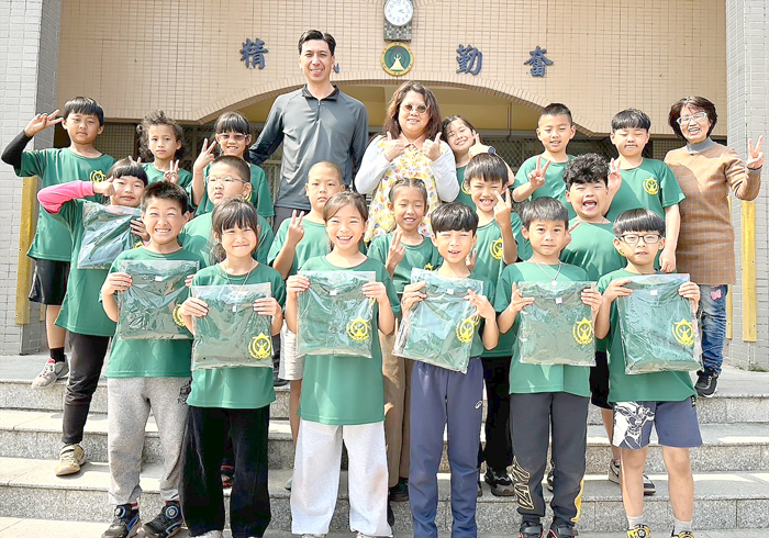 古城國小家長會贈運動衫迎兒童節。
（校方提供）