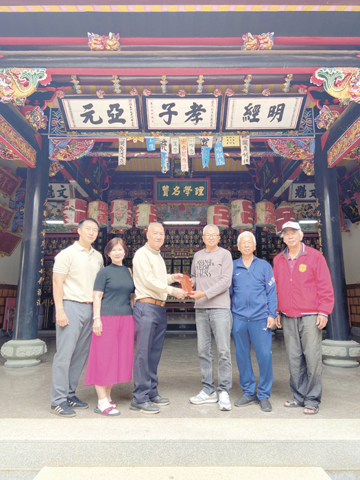 旅居印尼的華僑呂坤土先生連續兩年捐獻西村呂氏宗親會，累計金額達60萬元，善舉在地方上傳為佳話。
（西村呂氏宗親會提供）