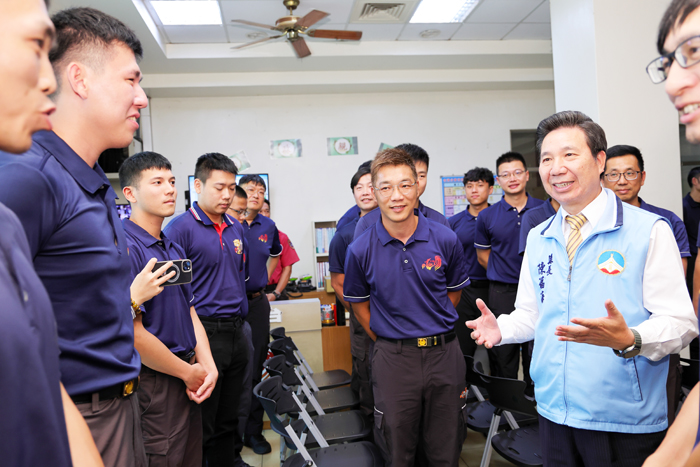 縣長陳福海關心金門縣消防弟兄，盼從平時訓練、物資儲備到應變機制都要做到確實到位。（縣府提供）