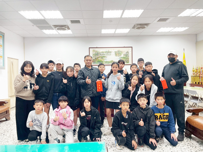 金沙國小男、女生籃球隊赴台角逐「中華民國第五十八屆全國少年籃球錦標賽」，各界來賓於賽前致贈程儀嘉勉。（金沙國小提供）