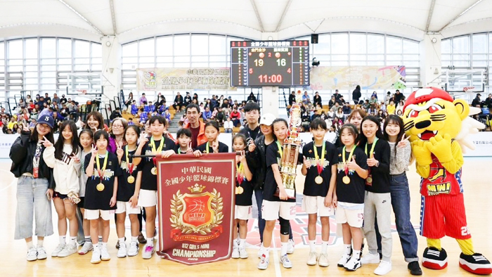 金沙國小男、女生籃球隊赴台角逐「中華民國第五十八屆全國少年籃球錦標賽」，女籃於U12女子MINI組一路過關斬將，抱回冠軍獎盃。（金沙國小提供）