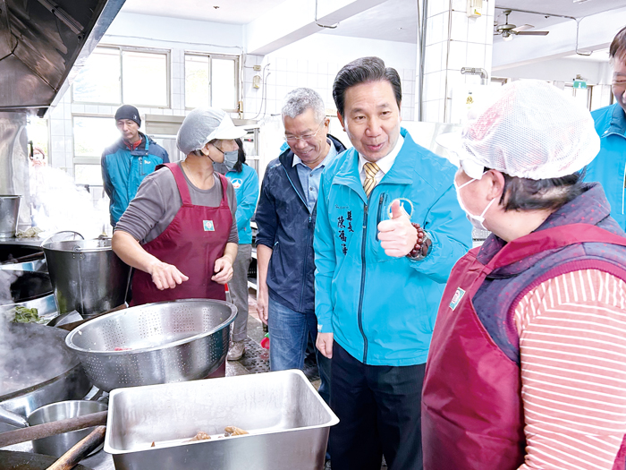縣長陳福海關心縣內學生營養午餐的安全與健康。（縣府提供）