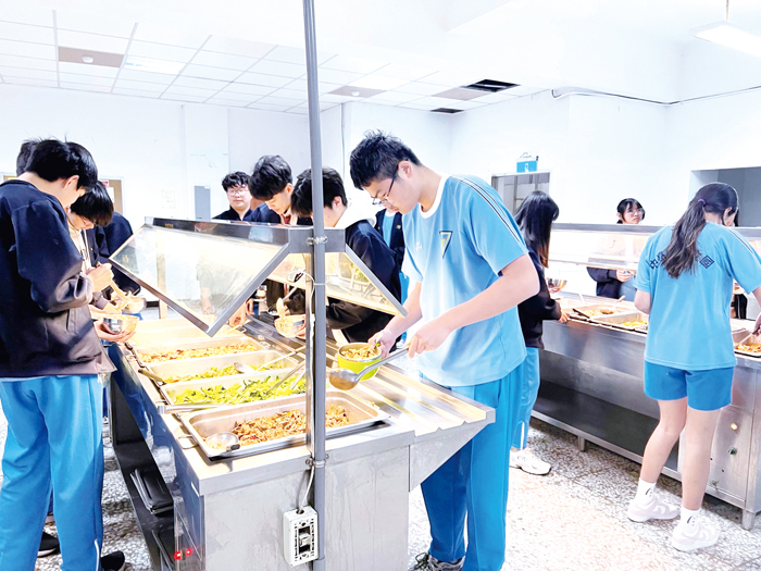 金門縣政府自114學年度起調整縣內國立高中職學生午餐補助標準，每人每餐增加新臺幣10元。（教育處提供）