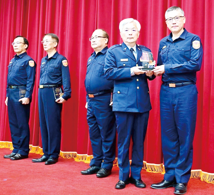 金門縣警察局局長黃壬聰（右一）自警政署署長張榮興（右二）手中接下獎座。（縣警局提供）