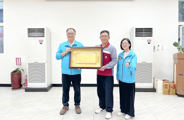 副縣長李文良頒贈賀匾予理事長楊龍傳（中）。（高凡淳攝）
