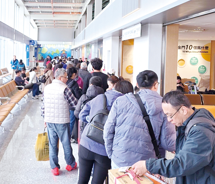 金門「小三通」往來旅客人數已達疫前水準的94％，縣府建議中央同意增加航班，並簡化入境手續擴大客源，進一步帶動地區整體發展。（李金生攝）