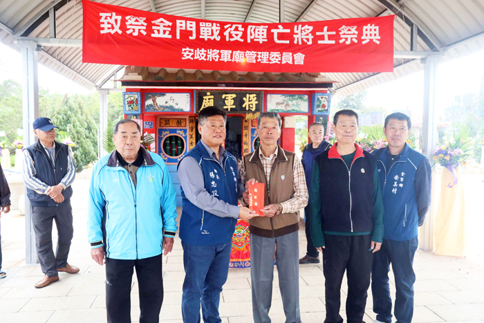 楊忠俊鄉長悼安岐將軍廟英烈，祈願兩岸和平。（金寧鄉公所提供）
