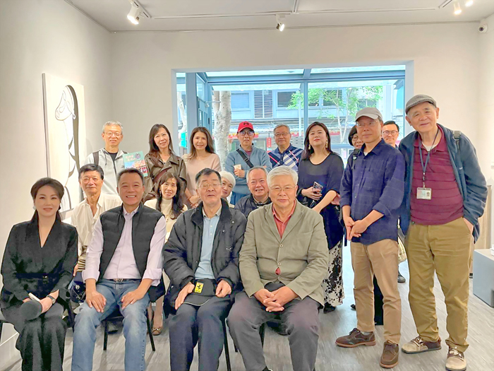 《當代語境下的面孔重構：楊樹森菁選作品》在台北前門藝術空間展出，觀展者留影。前坐者右起，楊樹森、楊樹清、林顯金、策展人史黛拉、後右李福井、翁翁等。（鐘永和攝影／前門藝術空間提供）
