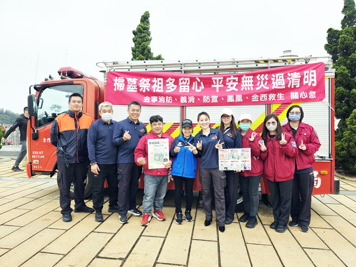 消防單位在公墓宣導防火。（許峻魁攝）