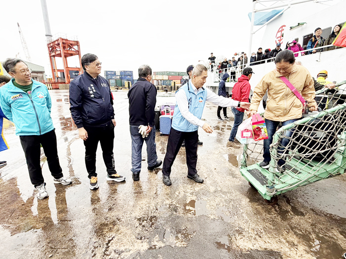 清明假期臺金專船共有282位返鄉鄉親搭乘，歷經約9小時航程平安抵達金門料羅港。（呂肇中攝）