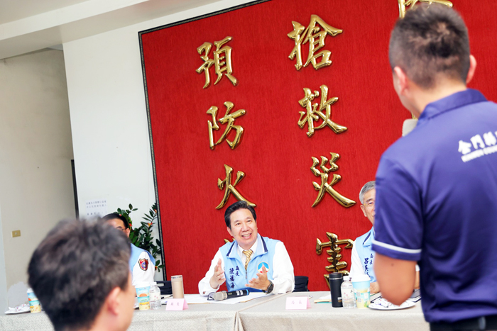 縣長陳福海關心消防弟兄的救災量能。（縣府提供）