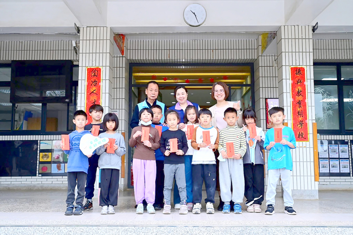 烈嶼鄉長洪若珊、鄉代會主席林長耕前往學區三所國小及烈嶼公辦民營托嬰中心、后頭公共托育家園贈送兒童節禮物。（烈嶼鄉公所提供）