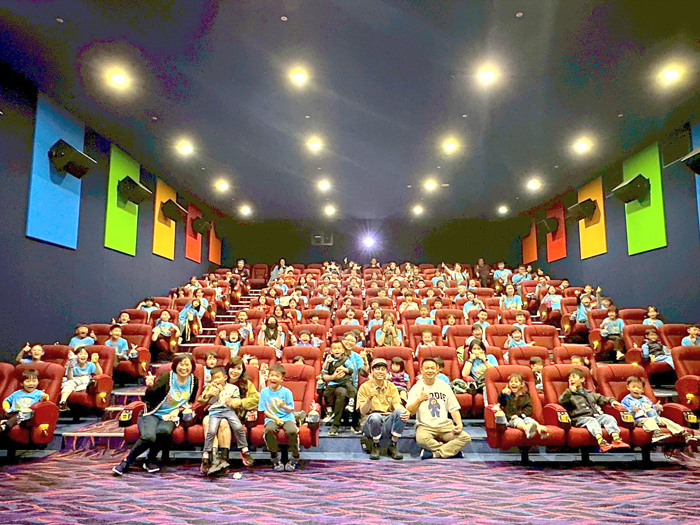 安瀾國小家長會籌辦「圓夢電影之旅」，邀請全校師生走進電影院觀賞《超級瑪利歐銀河電影版》。（安瀾國小提供）