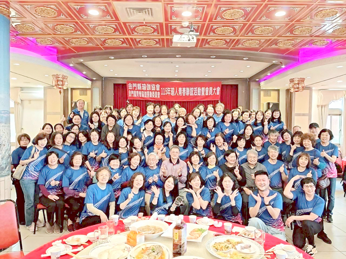 瑜伽協會舉辦會員大會，參加的會員們熱情合影。（瑜伽協會提供）