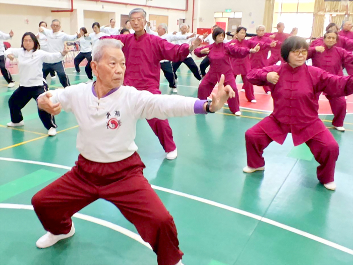 金門體育會太極拳運動委員會開班招生，鼓勵男女老少學習太極拳，運動養生。（金門體育會太極拳運動委員會提供）
