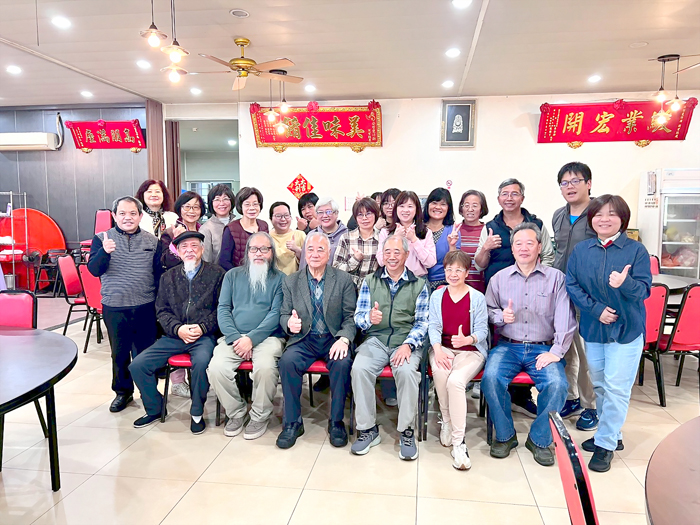 金門縣水彩畫協會召開會員大會，完成改選事宜，會員合影。（水彩畫協會提供）