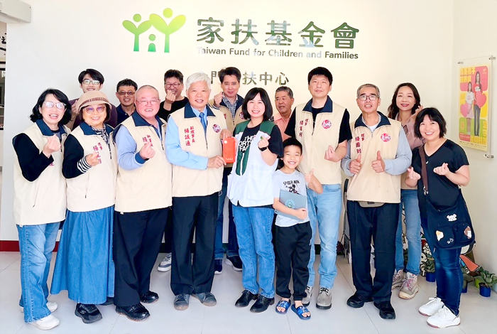 中華金門旅台楊氏宗親會理監事一行返鄉掃墓祭祖，並結合公益關懷行動，捐贈金門家扶中心善款。（金門家扶中心提供）