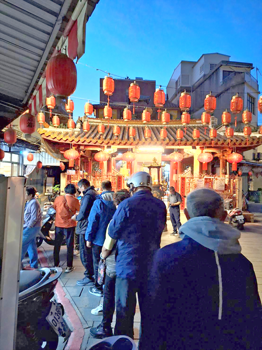 金城觀音亭旁七餅皮店大排長龍。（蔡麗玉攝）