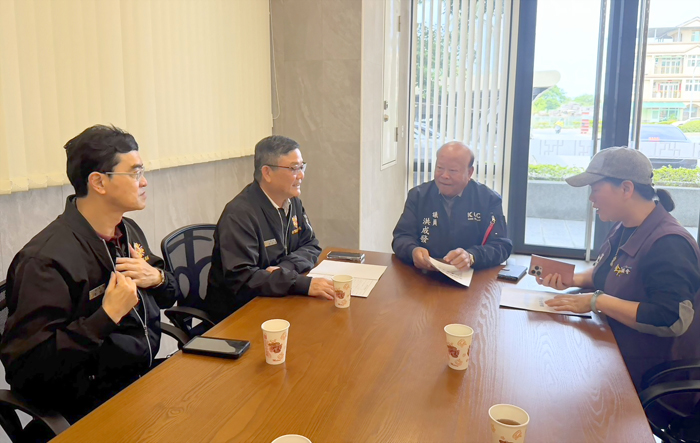 劉信義處長（左二）偕同彭致和副處長（左一）拜會洪成發議員（右二）及許玉昭議員（右一）並針對榮民服務交換意見。
（榮服處提供）