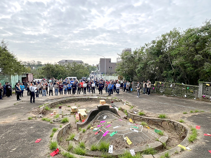 翁氏宗親會舉行掃墓祭祖暨發放丁包。（翁氏宗親會提供）