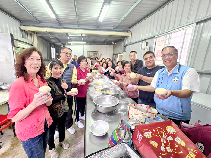 長青會號召志工製作應景發糕。（許峻魁攝）