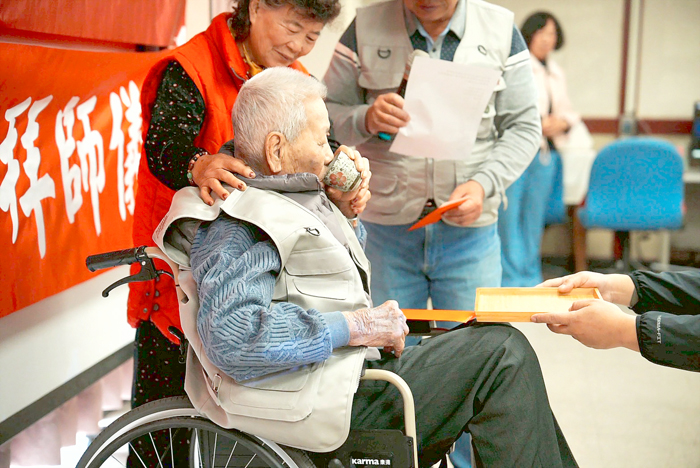 「重要文化資產保存技術保存者莊西勢傳習計畫」邀請「人間國寶」莊西勢親自授課，並於日前依循古禮舉行始業及拜師儀式。
（金門傳統建築匠師協會提供）