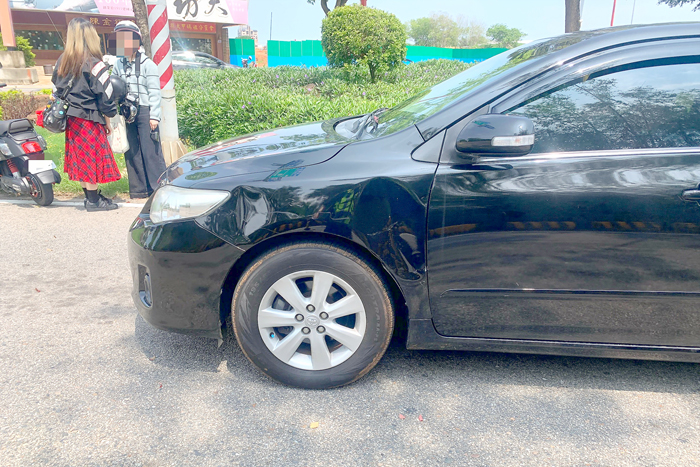 一名來金門旅遊的鍾姓女子騎乘微電車，疑因操作不當自撞路緣石，再失控碰撞上前方停等紅燈的自小客車。（金城分局提供）