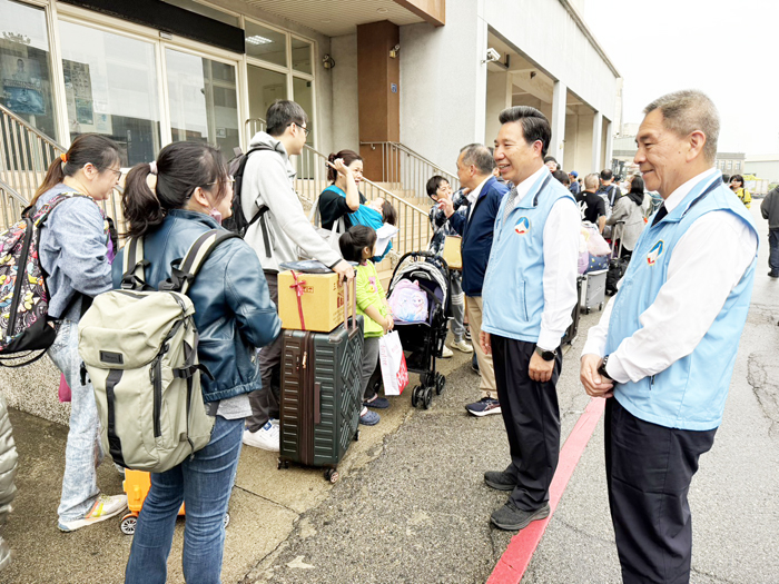 清明連假進入尾聲，為確保旅客順利返台，縣府啟動台金海上運輸應變機制，由縣長陳福海、副縣長陳祥麟親自前往碼頭送船，關心旅客搭乘情形並慰勉第一線航運與港務人員。（呂肇中攝）