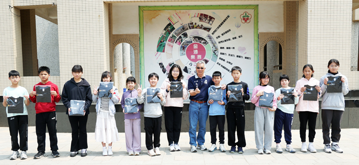 鎮長吳有家分別至各校（金沙、何浦、安瀾、述美、多年），將兒童節禮物送達學子手中。（金沙鎮公所提供）