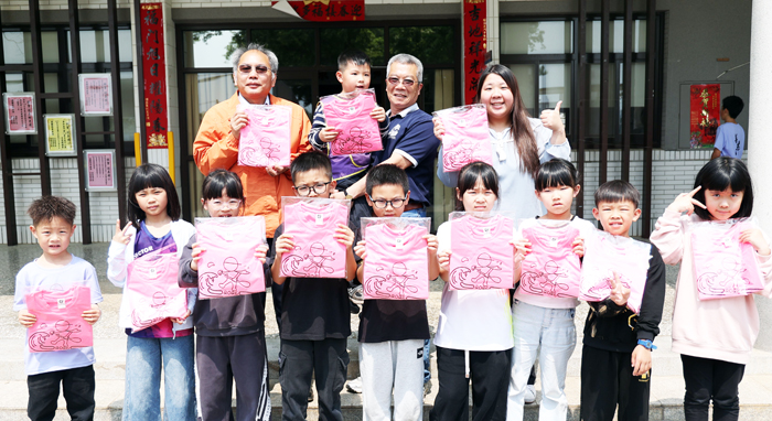 鎮長吳有家分別至各校（金沙、何浦、安瀾、述美、多年），將兒童節禮物送達學子手中。（金沙鎮公所提供）