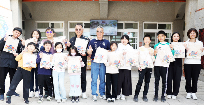 鎮長吳有家分別至各校（金沙、何浦、安瀾、述美、多年），將兒童節禮物送達學子手中。（金沙鎮公所提供）