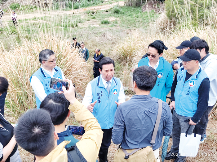 金門縣定古蹟「陳顯墓」傳出疑似遭人破壞，金門縣長陳福海親自到場現地勘查。（民眾提供）