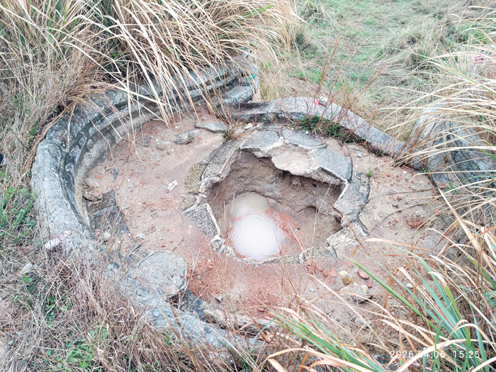 金門縣定古蹟「陳顯墓」墓體出現一處大洞。（文化局提供）