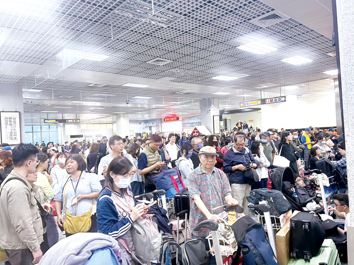 尚義機場聯合候補櫃台擠滿候補人潮。（高凡淳攝）