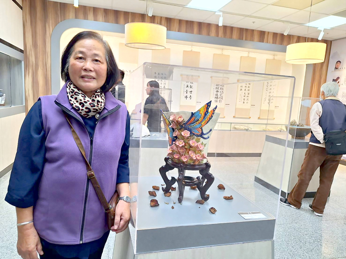 陶瓷廠藝師張惠芳作品〈福疊吉祥也〉。（蔡麗玉攝）