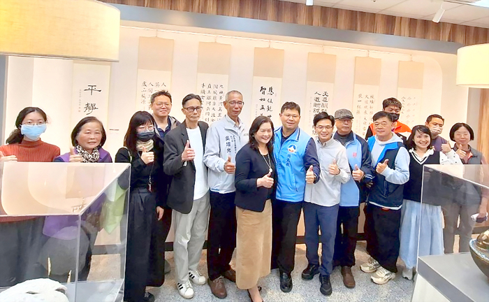 金門陶瓷廠「書以入瓷」成果展於金門航站藝文走廊登場。（蔡麗玉攝）