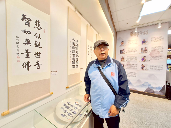 陶瓷廠藝師洪壽森與其作品合影。（蔡麗玉攝）