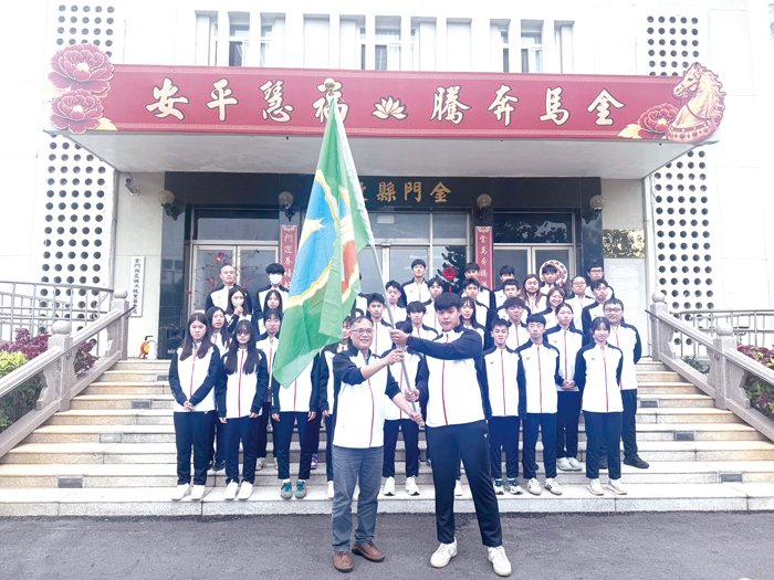 副縣長李文良為代表隊授旗。（教育處提供）