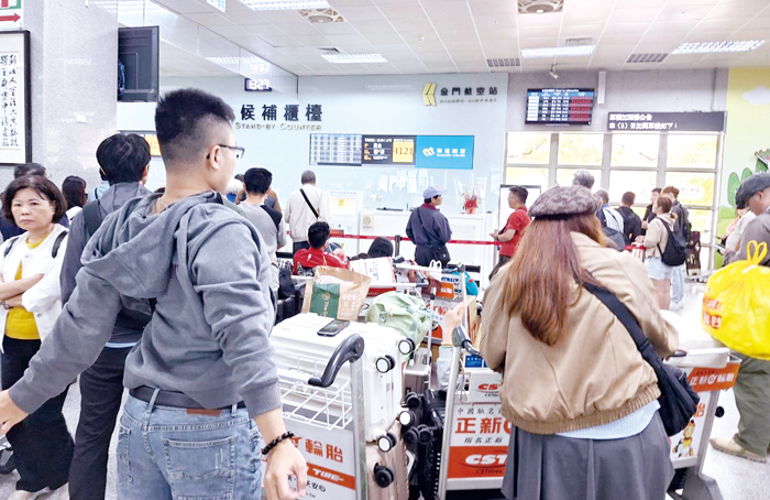 軍民航聯手疏運滯留旅客。（蔡麗玉攝）