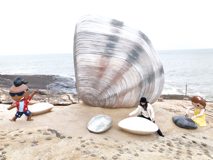 金湖成功海岸的「大花蛤」凸顯場域特色，也增添濱海景點的旅遊樂趣。（李金生攝）