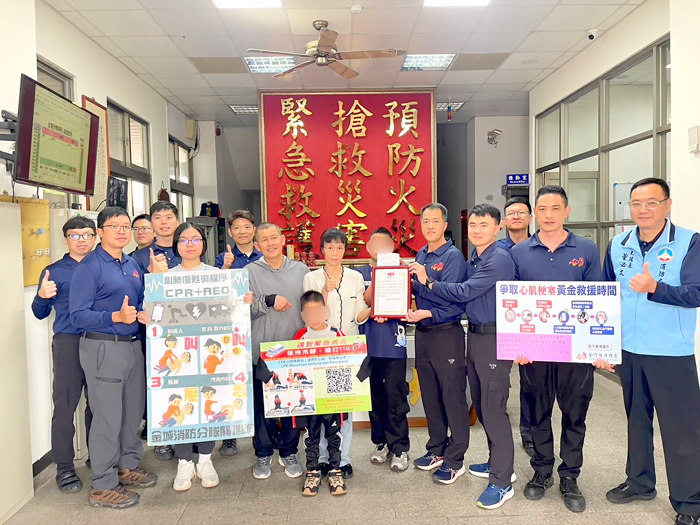 消防局日前成功搶救OHCA民眾，民眾康復後前往消防隊感謝。（消防局提供）