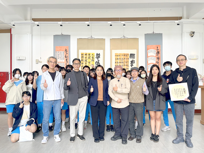 金門高中校長鄭青青、書法家李銘煌與學校師生、來賓合影。（高凡淳攝）