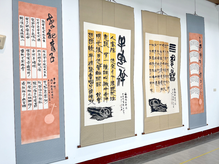 金門高中白宮藝文走廊展出「民謠褒歌—李銘煌書法展」。（高凡淳攝）