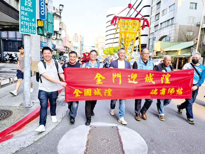 迎城隍記者會跨海松山霞海城隍廟，副縣長李文良等人在熱鬧鑼鼓聲中，為記者會揭開序幕。（許峻魁攝）