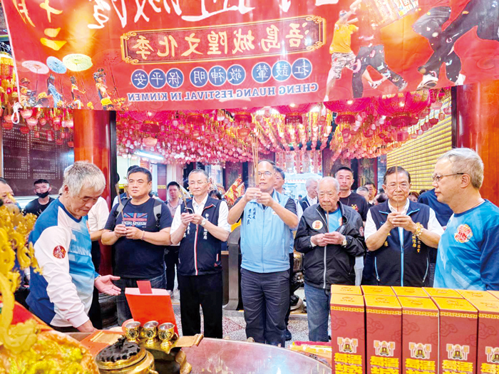 副縣長李文良在記者會前代表縣長陳福海向城隍爺致意。（許峻魁攝）