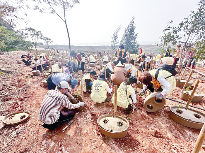 佛光山金蓮淨苑等團體於金沙洋山海岸舉辦「T-Earth植樹行動」。（金蓮淨苑提供）