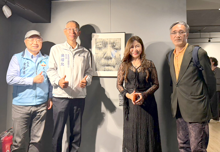 文化局長陳榮昌（左一）、行政院金馬聯合服務中心執行長吳增允（左二）、王婷（右二）、張國治教授（右一）與王婷作品合影。（蔡麗玉攝）
