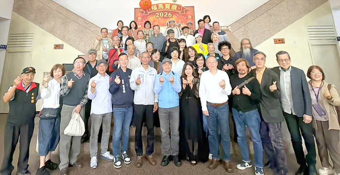 「磁層：可以詩可以畫-王婷攝影個展」攜手水墨畫協會推出「水墨娛心」會員聯展並舉行開幕典禮，現場嘉賓大合影。（蔡麗玉攝）