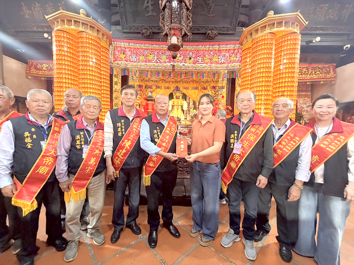 主委洪成發率團到青礁、白礁慈濟宮進香並致贈爐敬金。
（烈嶼保生大帝廟管委會提供）